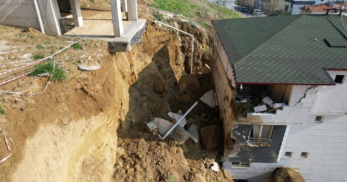 Denizli'de Kaçak Kazı Sonrası Bina Çökme Noktasına Geldi