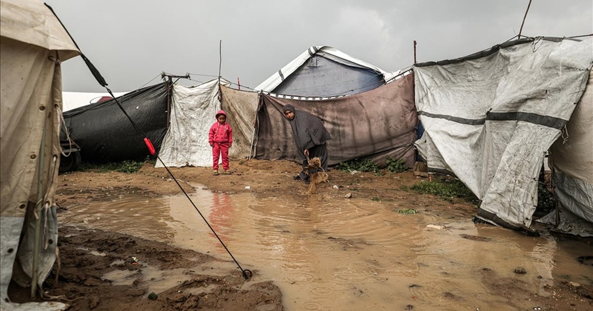 Gazze'de fırtına yüzlerce çadırı sular altında bıraktı