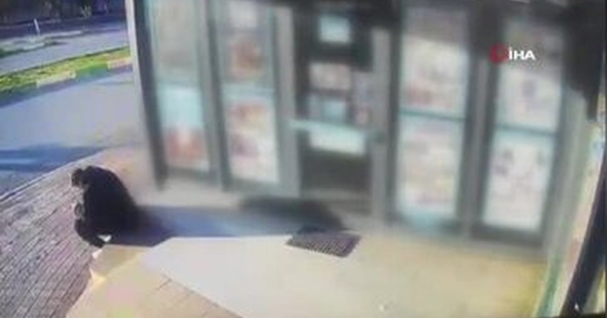 Antalya'da market çalışanı aracın altında kalmaktan kurtuldu