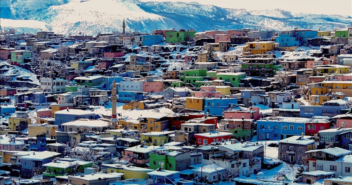 Kayseri'de Kar Altında Renkli Evler