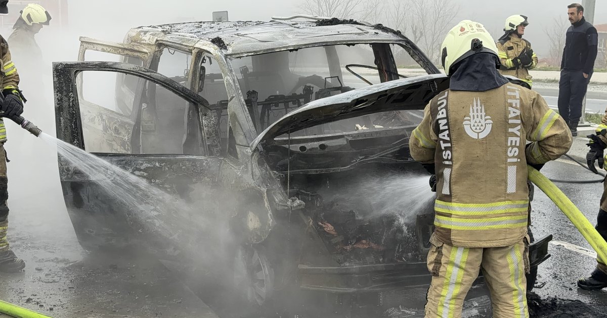 VIP taksi alev alev yandı, trafiği etkiledi