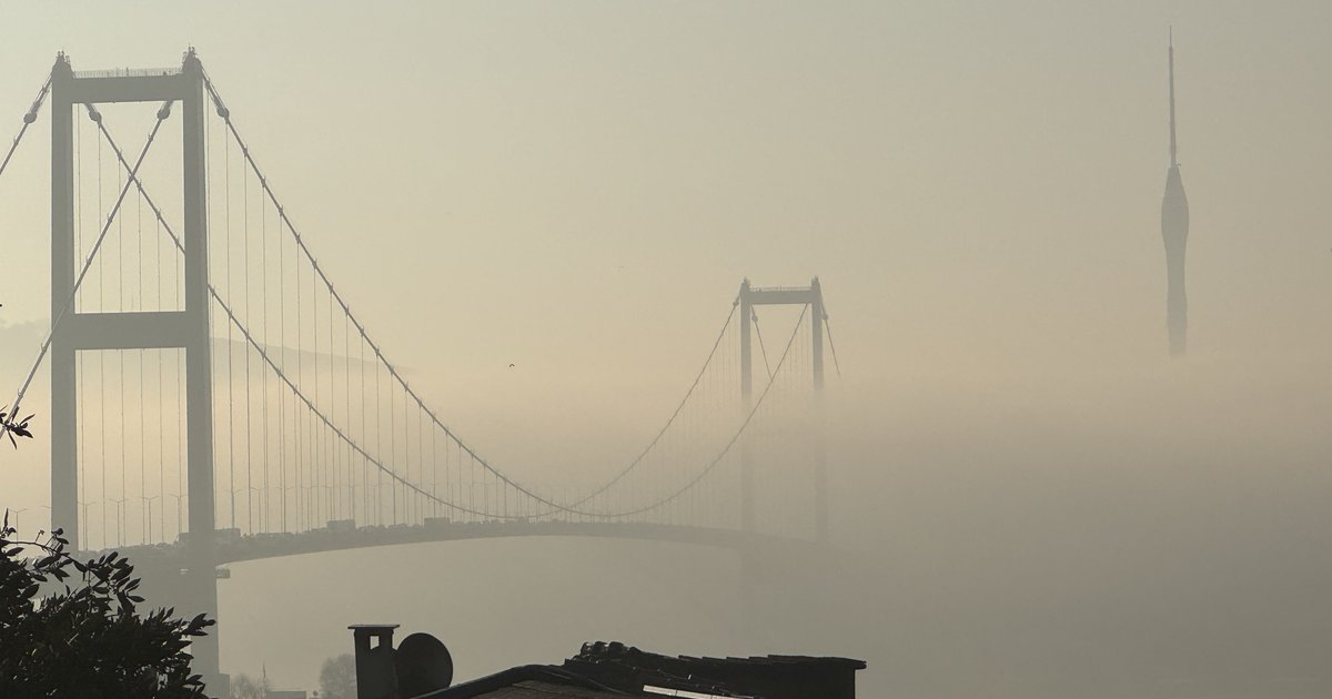 İstanbul'da Sisli Sabah: Köprüler ve Boğaz Sis Altında