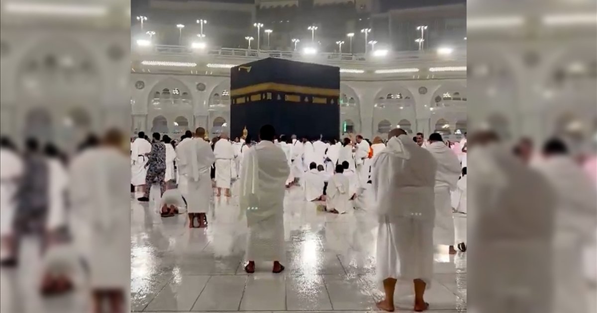 Kabe'de Ramazan'ın son günü yağmur altında dua