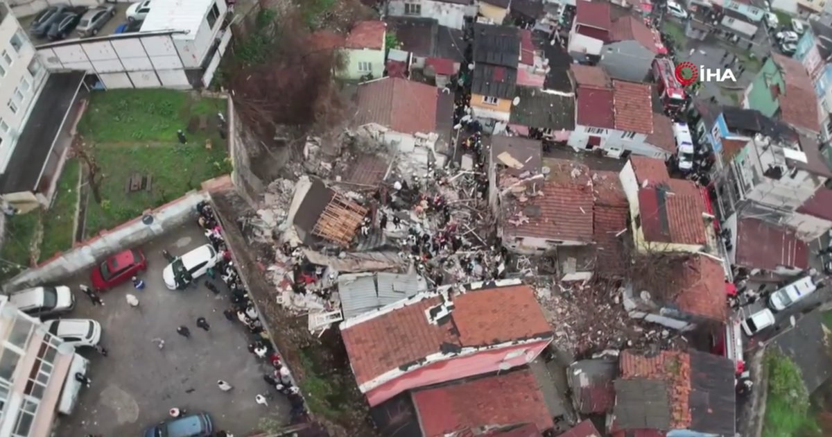 İstanbul Fatih'te bina çöktü, enkaz altında yaralılar var