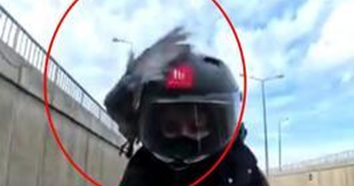Mardin'de motosiklet sürücüsünün kaskına güvercin çarptı