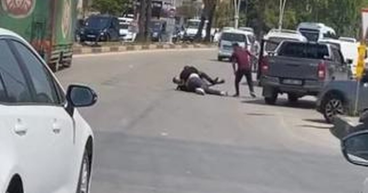 Trafikte dehşet: Sürücüye sopayla saldırı