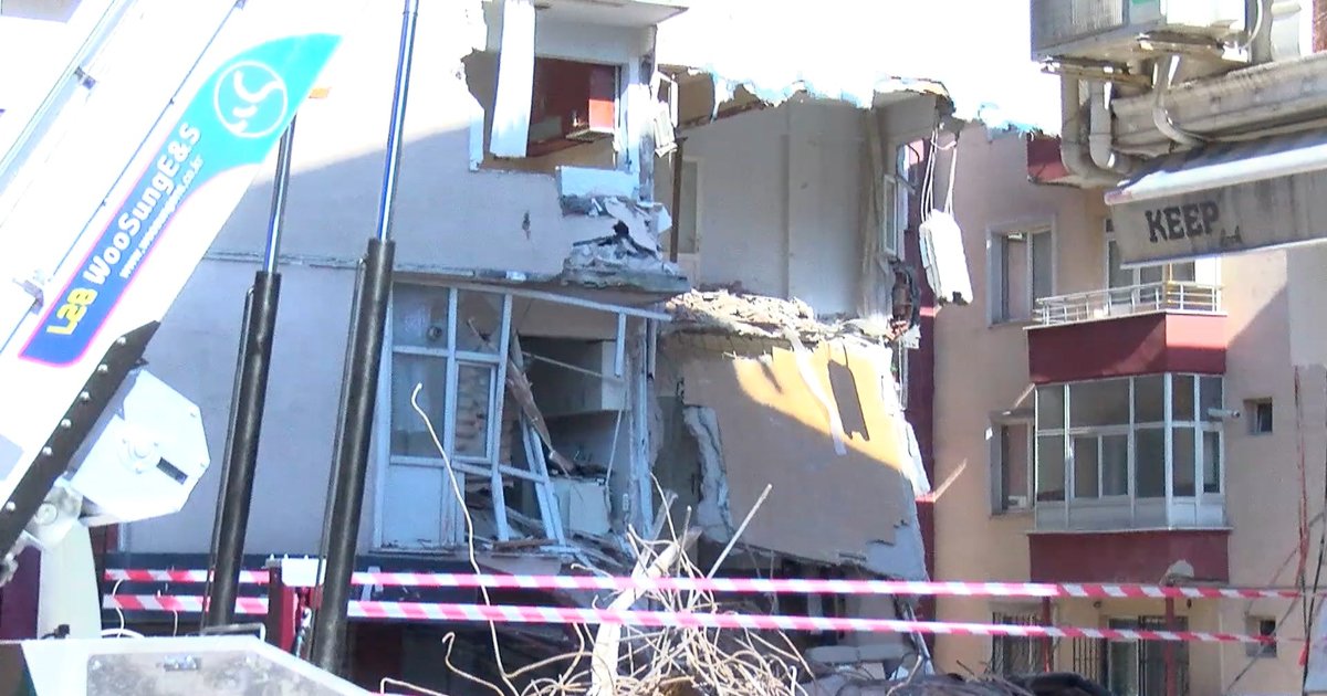 Güngören'de bina yıkım sırasında çöktü, 2 binada hasar var