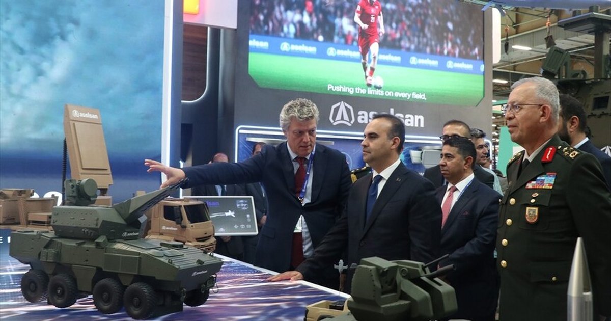 Bakan Kacır, Eurosatory Fuarı'nda Türk firmalarını ziyaret etti