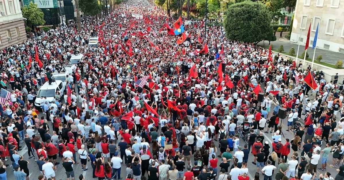 Arnavutluk'ta turizm projesine karşı gösteriler 21. gününde