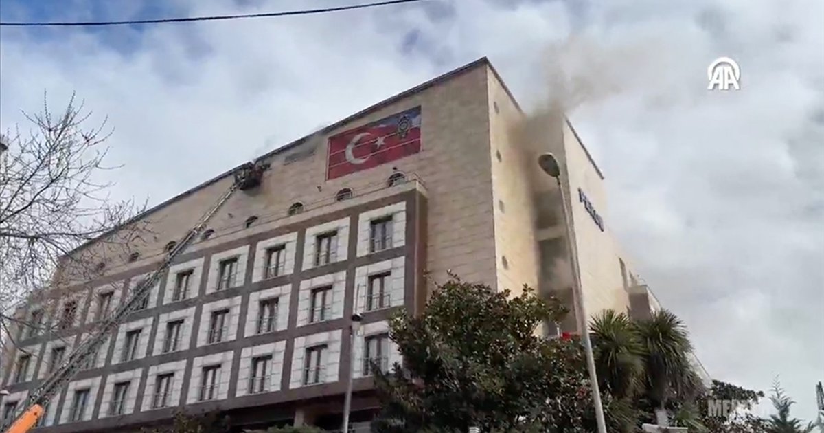 Merter Polisevi'nde yangın, itfaiye müdahale ediyor