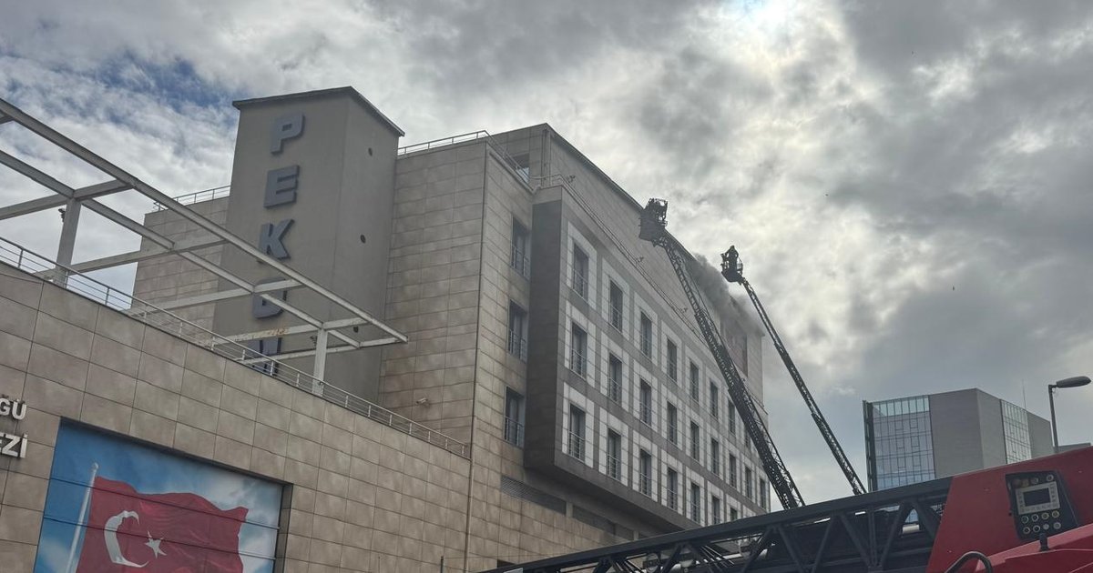 Zeytinburnu'ndaki Polis Eğitim ve Kongre Merkezi'nde yangın