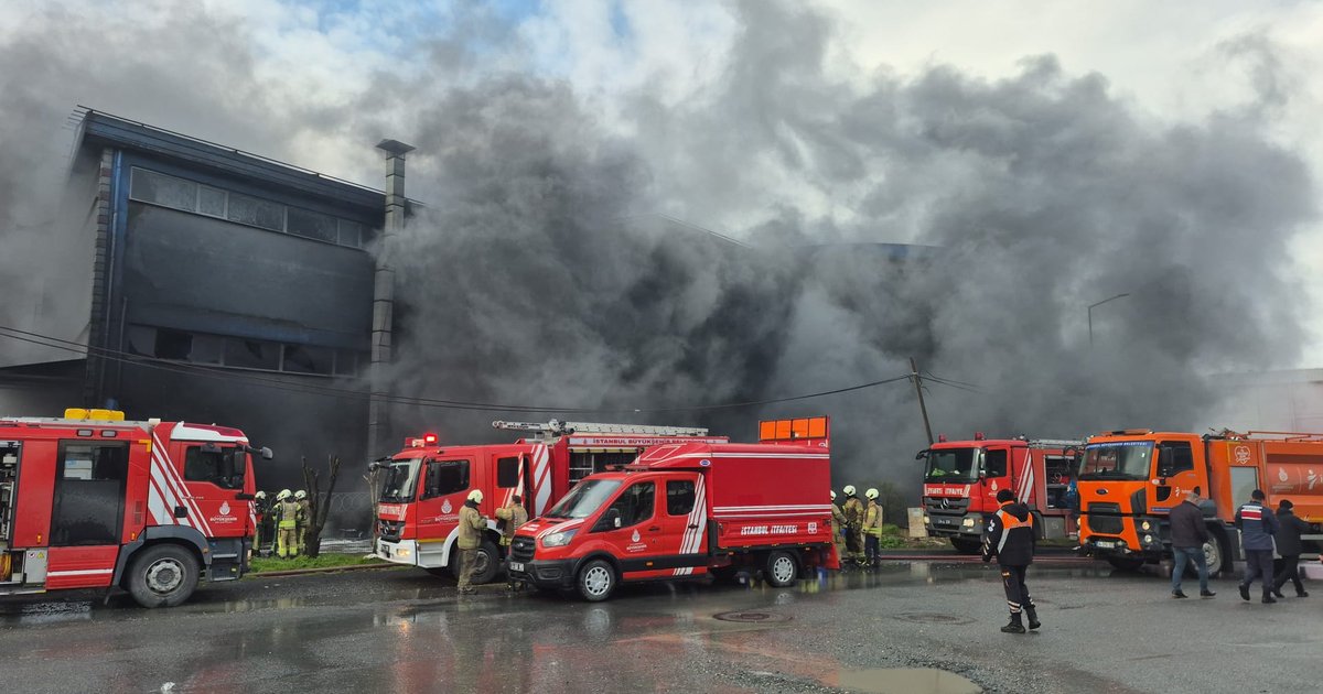 İstanbul Silivri'de kozmetik fabrikasında yangın