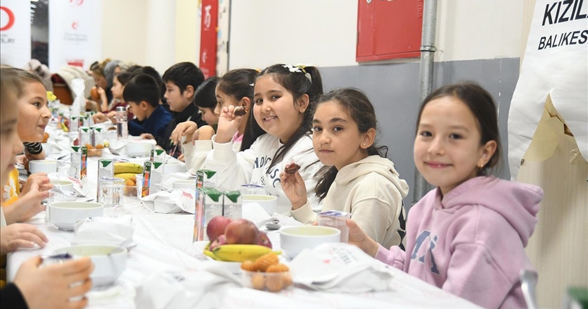 Sındırgı'da Geleneksel Çocuk İftarı Düzenlendi