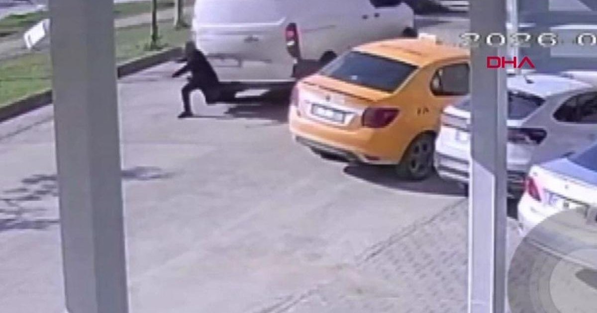 Adana'da Telefonla Dikkatsizlik: Kişi Kamyonete Çarpıp Hayatını Kaybetti