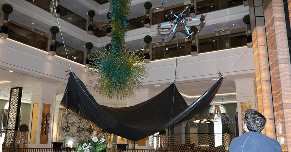 Lüks otellerde dronla avize temizliği