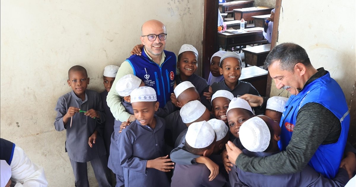 TDV Tanzanya'da ihtiyaç sahiplerine gıda paketi dağıtıyor