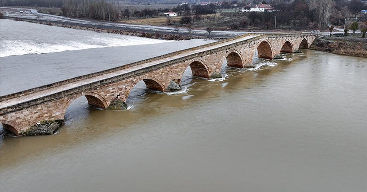 Kızılırmak'ın Debisi Yükseldi, Şahruh Köprüsü Sularla Kaplandı