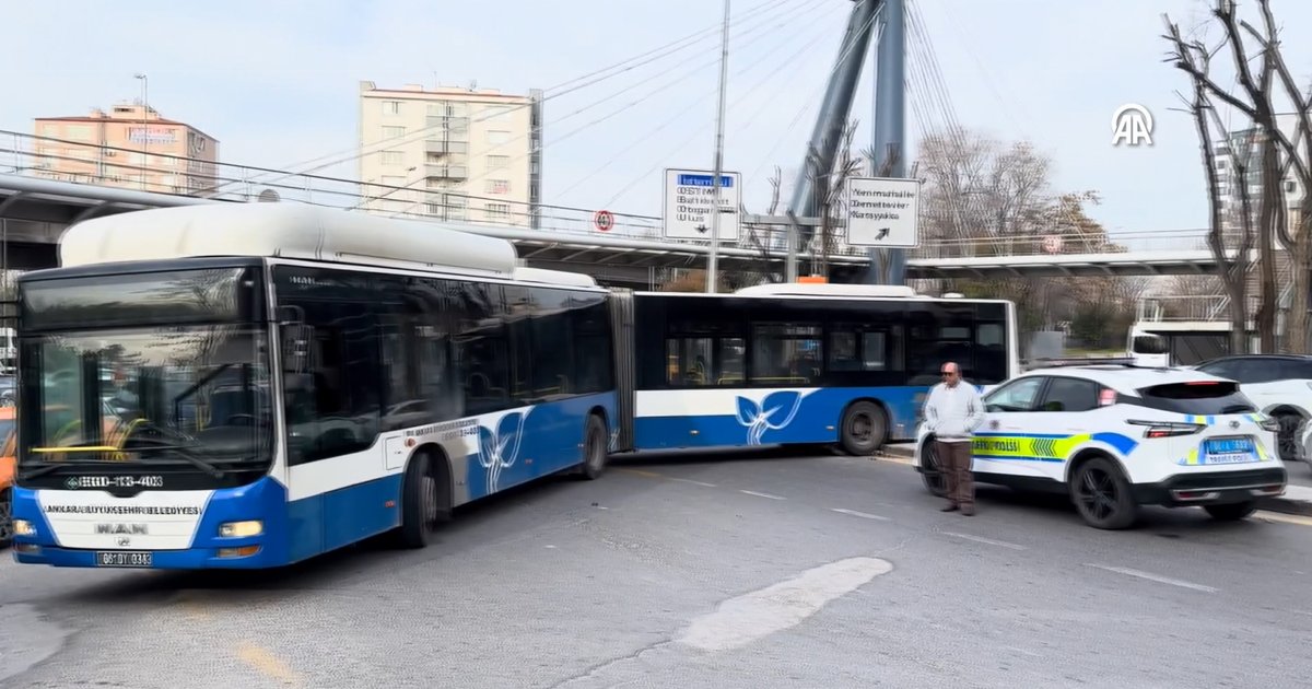 Ankara'da belediye otobüsü refüjde asılı kaldı