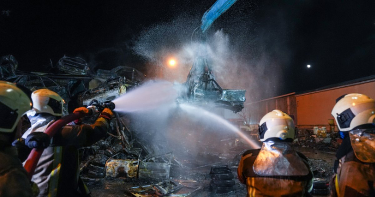 Hurdacılar Sanayi Sitesi'nde yangın: 100 araç küle döndü