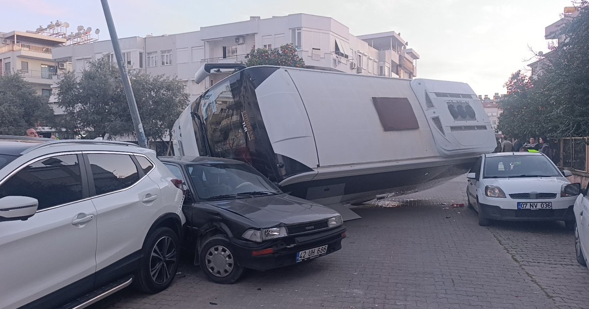 Antalya'da zincirleme kaza: Servis minibüsü devrildi