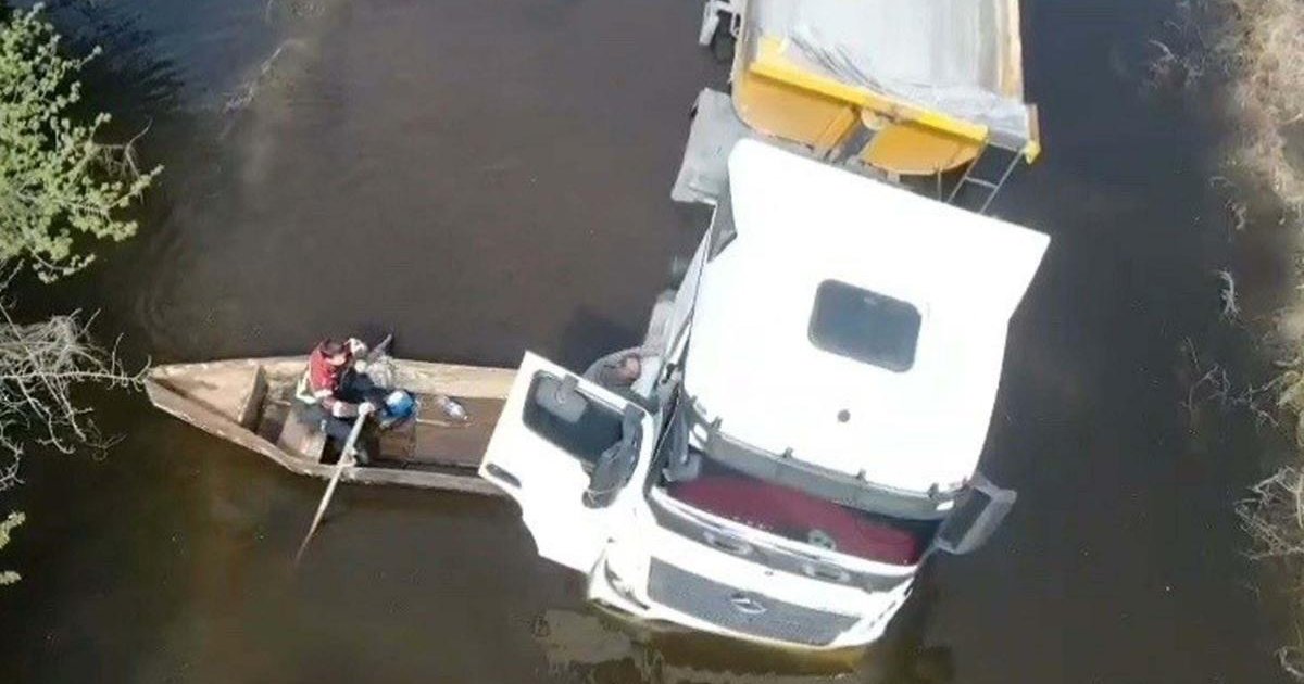 TIR şoförü taşkın sularından sandalla kurtarıldı