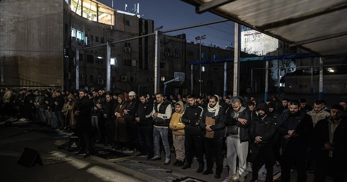 Filistinliler Harem-i Şerif yakınlarında teravih kıldı