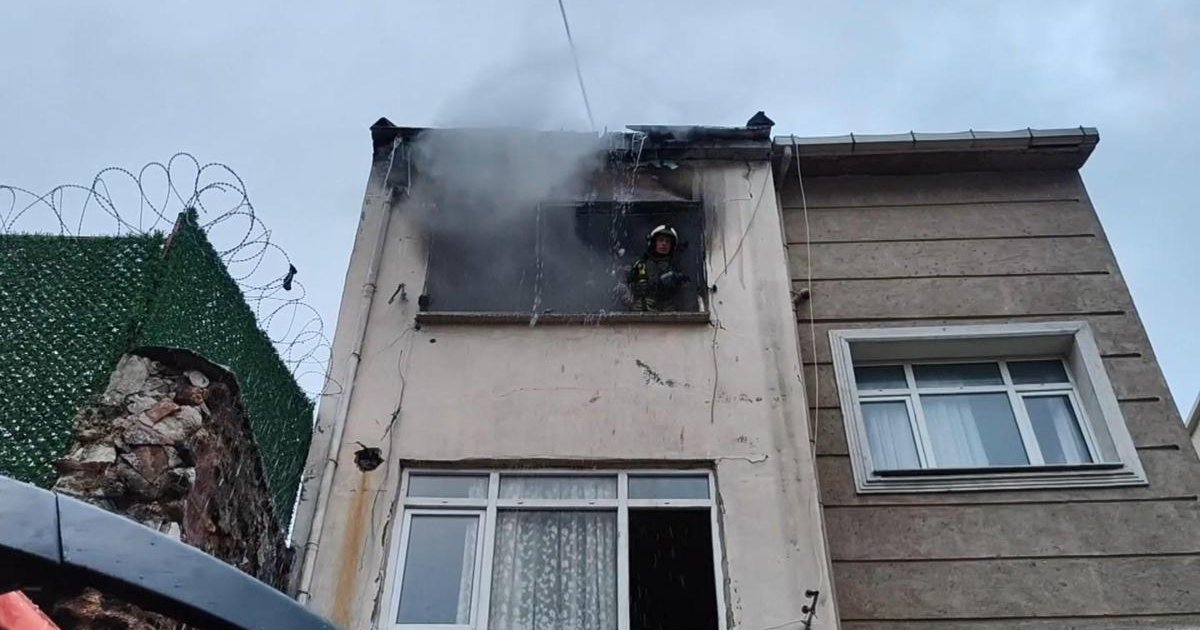 Fatih'te 2 katlı binada yangın; 1 ölü