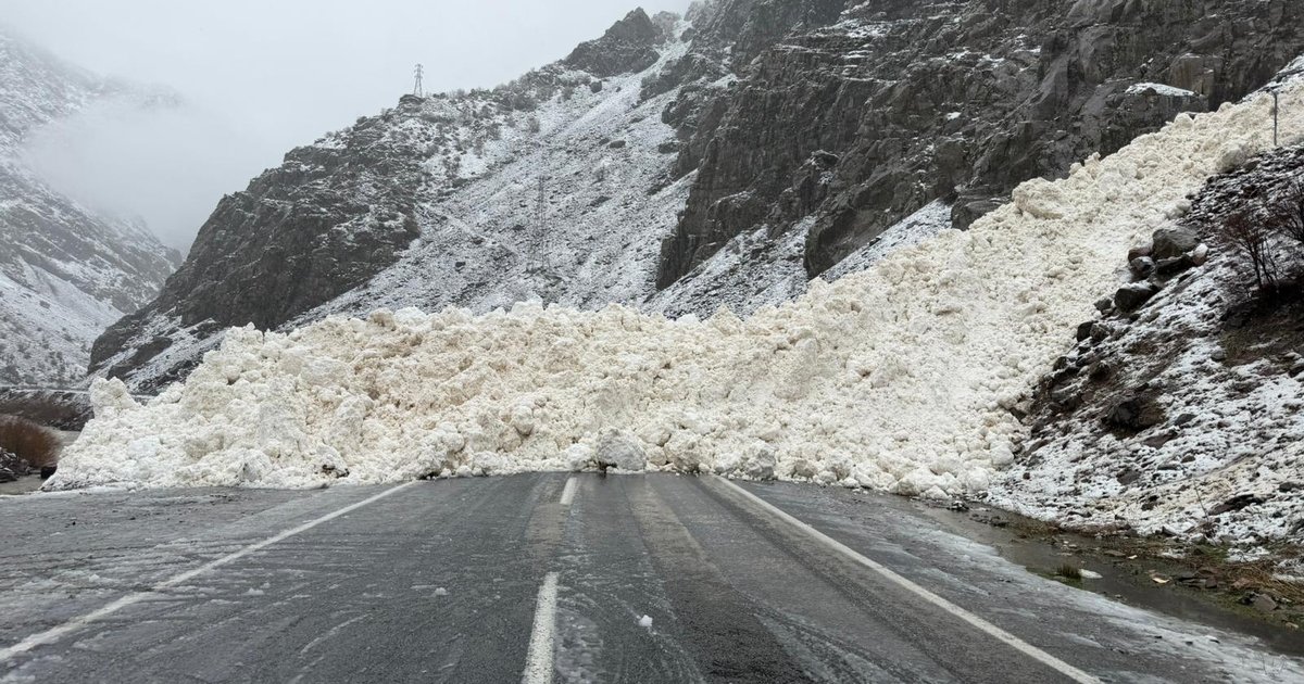 Hakkari'de çığ düşmesi görüntülendi