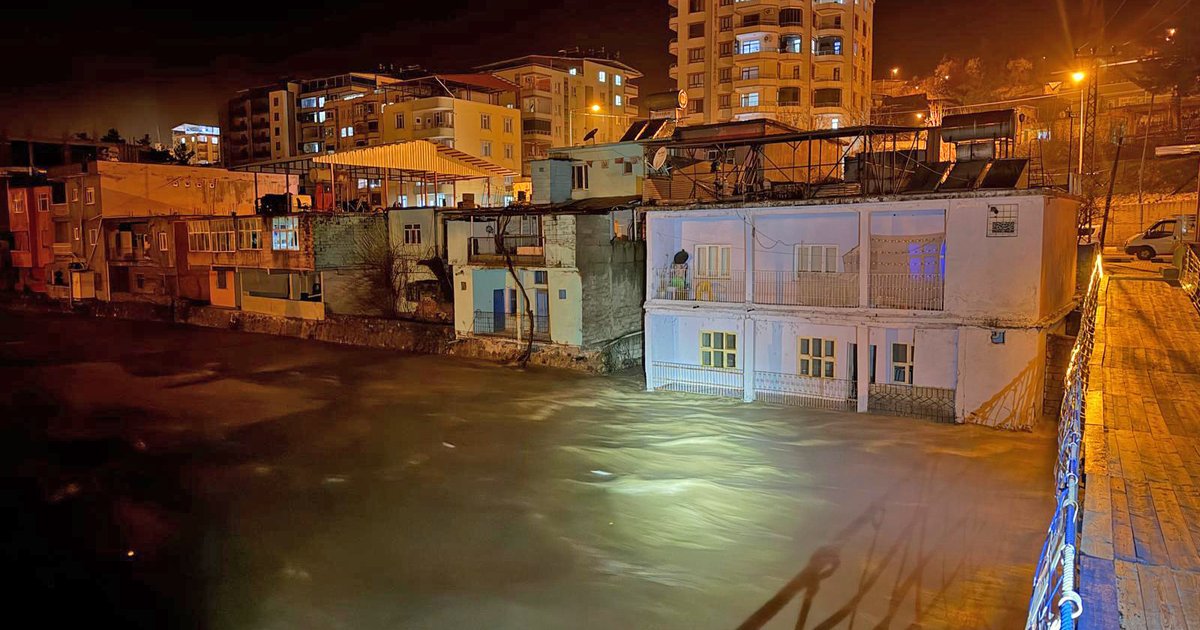 Siirt'te sel alarmı: Riskli binalar tahliye edildi