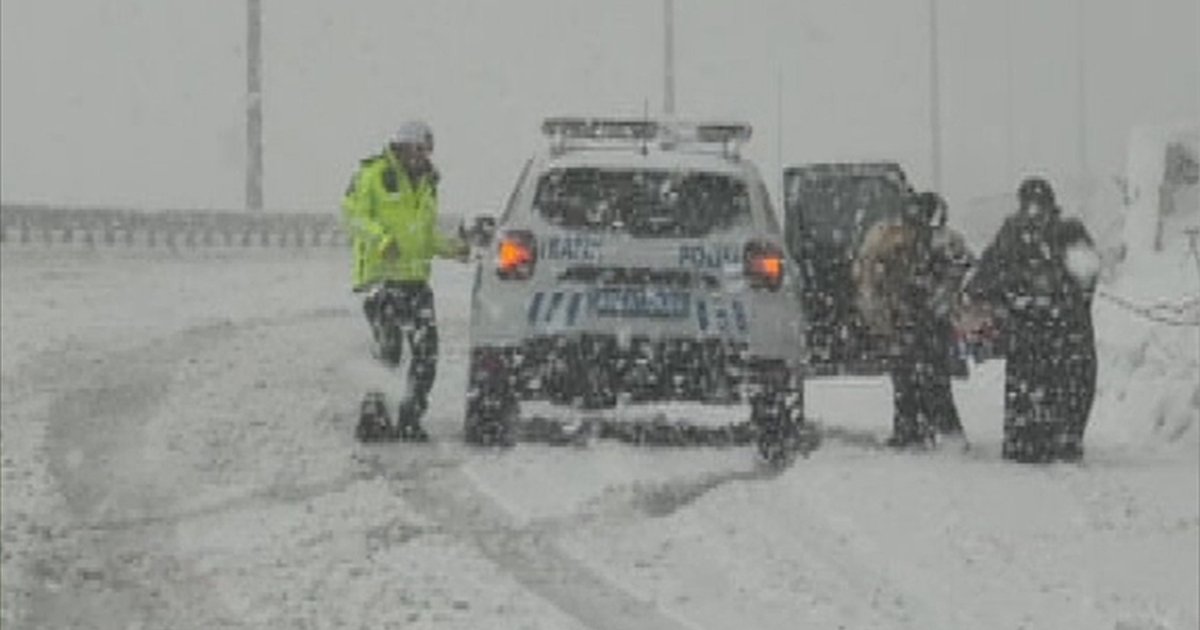 Hakkari'de kar nedeniyle yolda kalan aileye trafik desteği