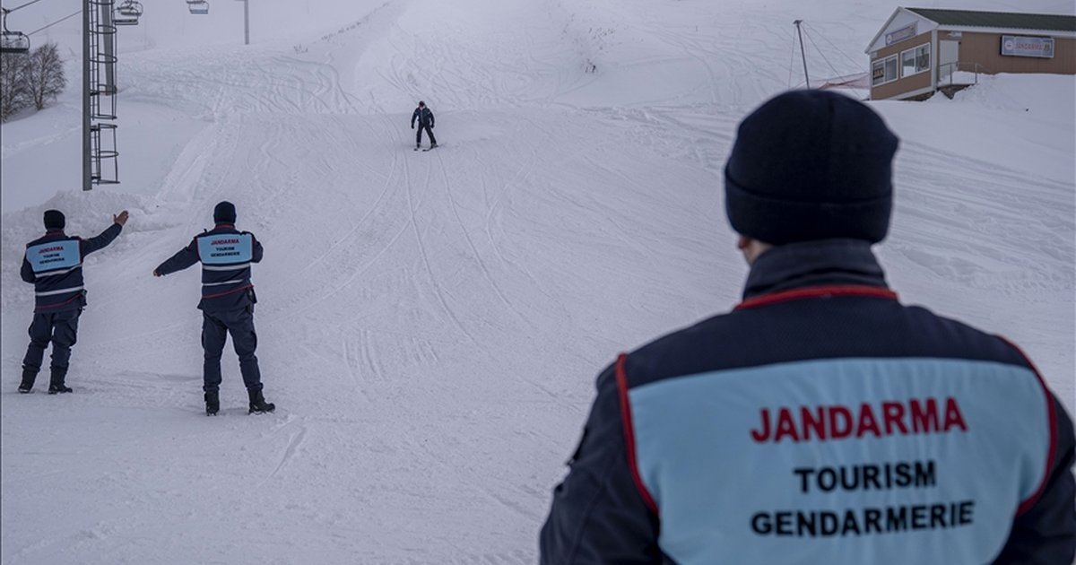 JAK ve turizm jandarması Palandöken'de kayak güvenliği için çalışıyor