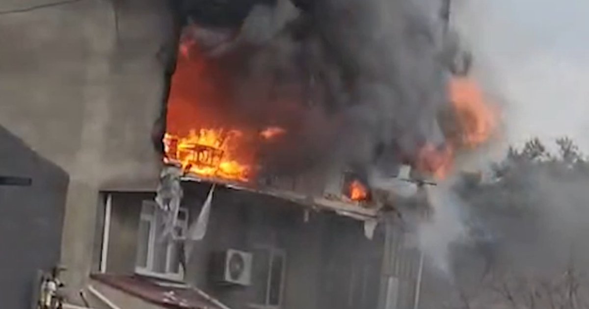 Büyükçekmece'de 3 katlı binada yangın