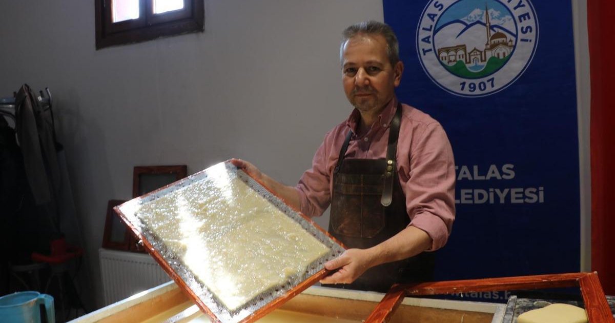 Tarihi konakta geleneksel kağıt üretimi