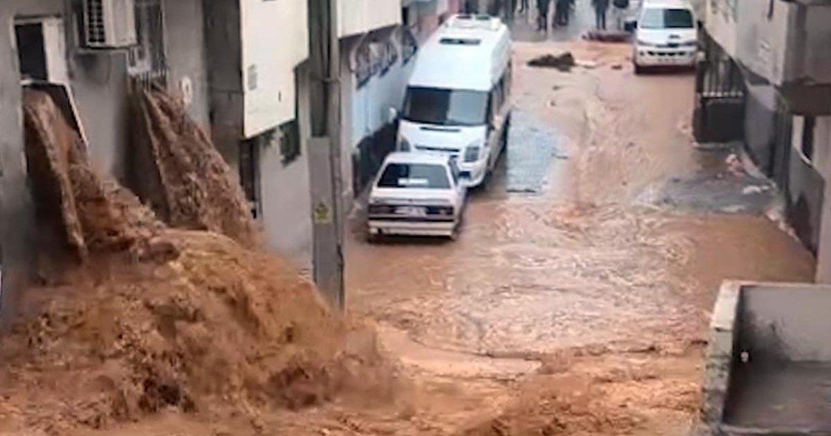 Güneydoğu'da sağanak felci: Diyarbakır'da yol çöktü, Şanlıurfa'da Balıklıgöl taştı