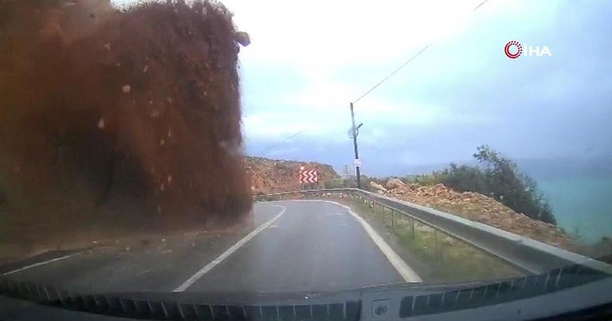 Mersin'de heyelan anı araç kamerasında