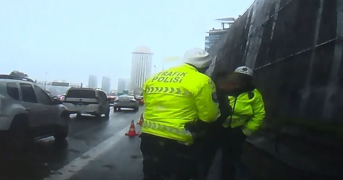 Seyir Halinde Boğulan Sürücü Polis Tarafından Kurtarıldı