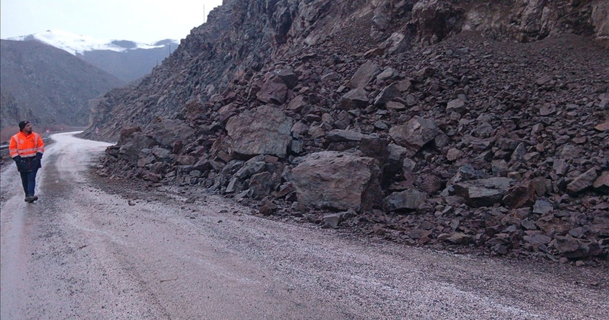 Yüksekova-Hakkari kara yolunda heyelan