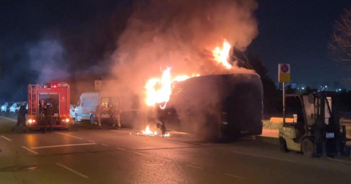 Kağıthane'de Servis Midibüsü Alev Alev Yandı