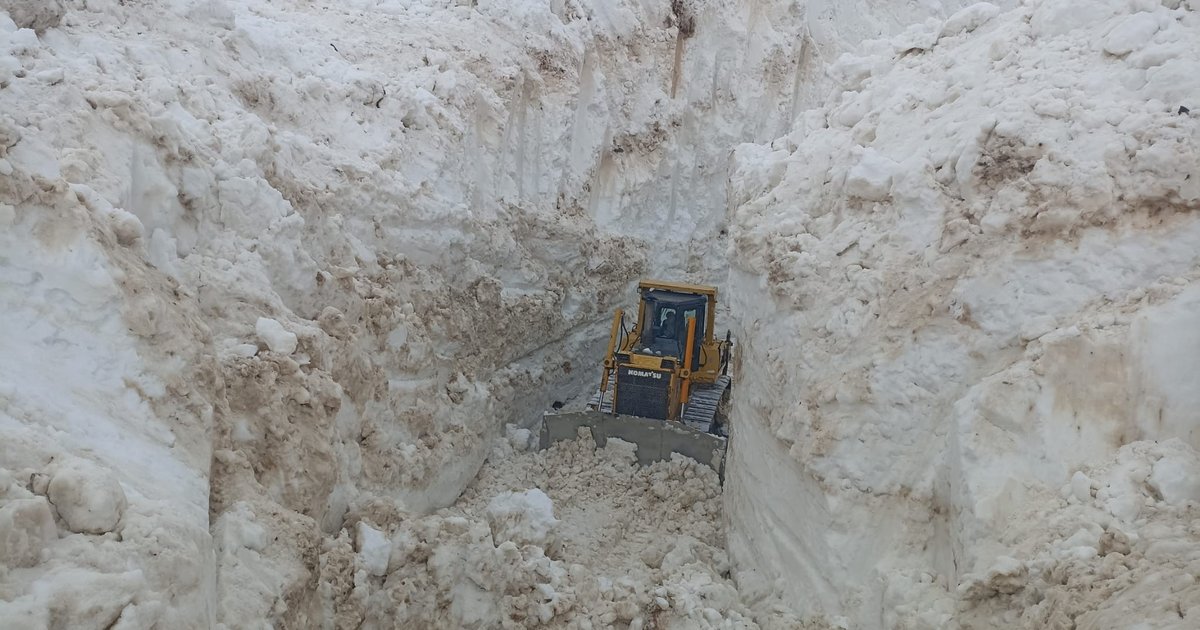 Yüksekova'da 8 metrelik kar tünelleri