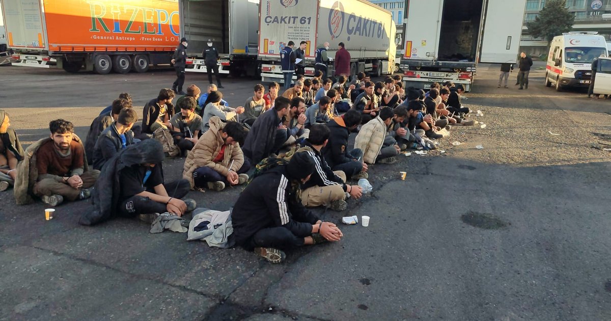 Rize'de TIR'da 57 düzensiz göçmen yakalandı