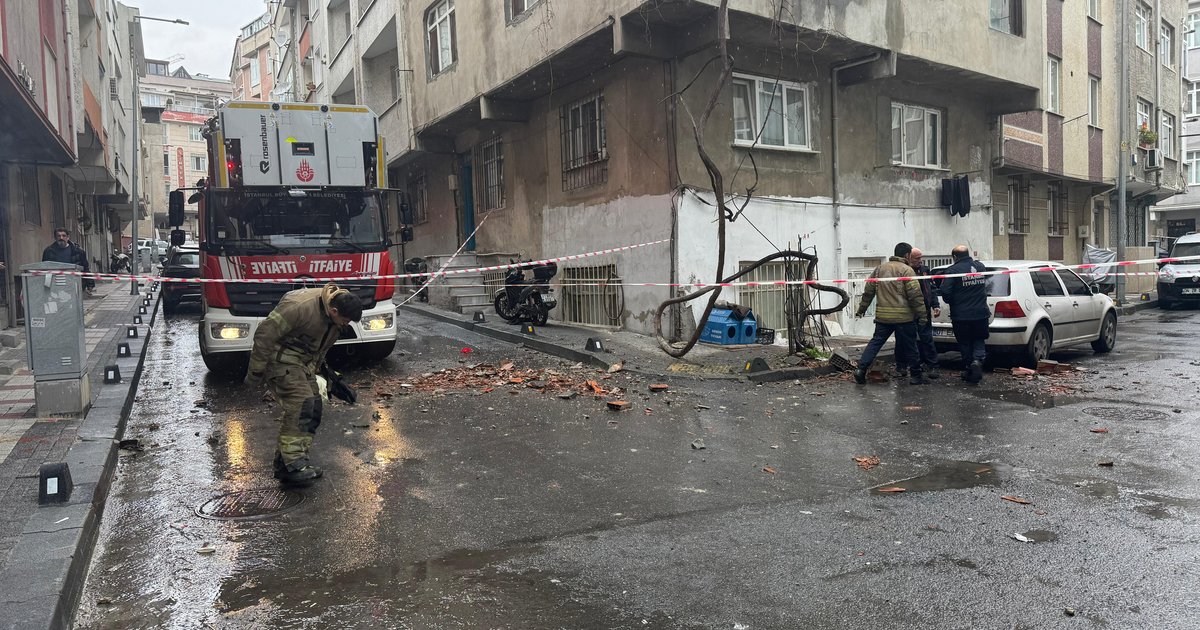 Bağcılar'da bina çatısında çökme