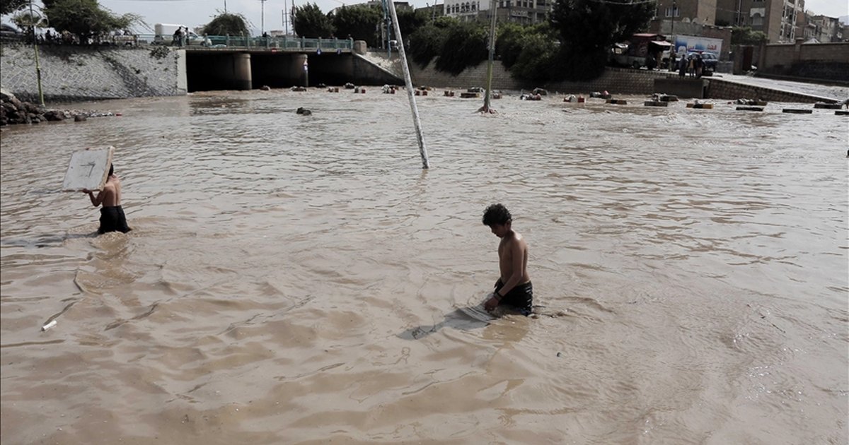 Yemen'de Taiz kentini sel vurdu: 15 ölü