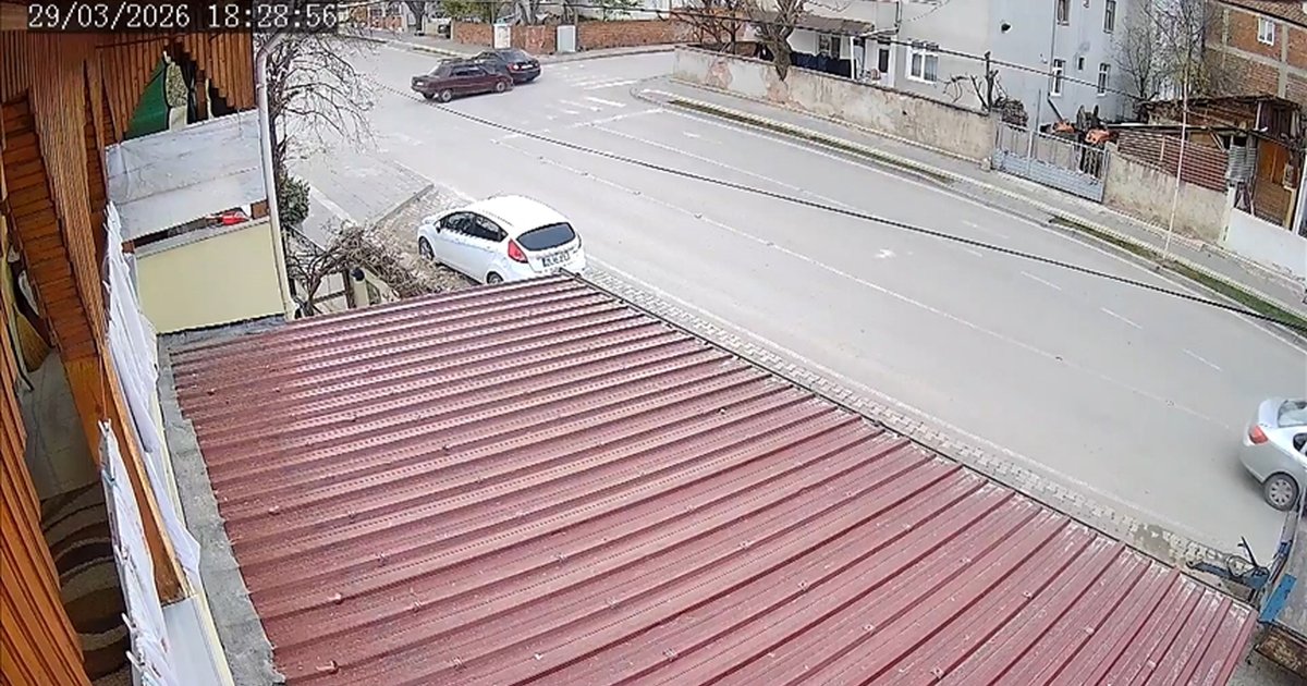 Tokat'ta 2 kişinin yaralandığı kaza güvenlik kameralarına yansıdı