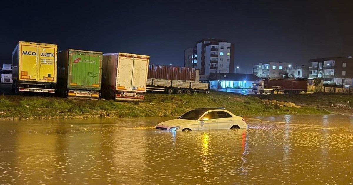 Şırnak Cizre'de sel: Araçta mahsur kalanlar kurtarıldı
