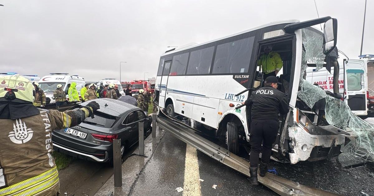 İstanbul'da polis servis aracı kazası: 1 şehit, 16 yaralı