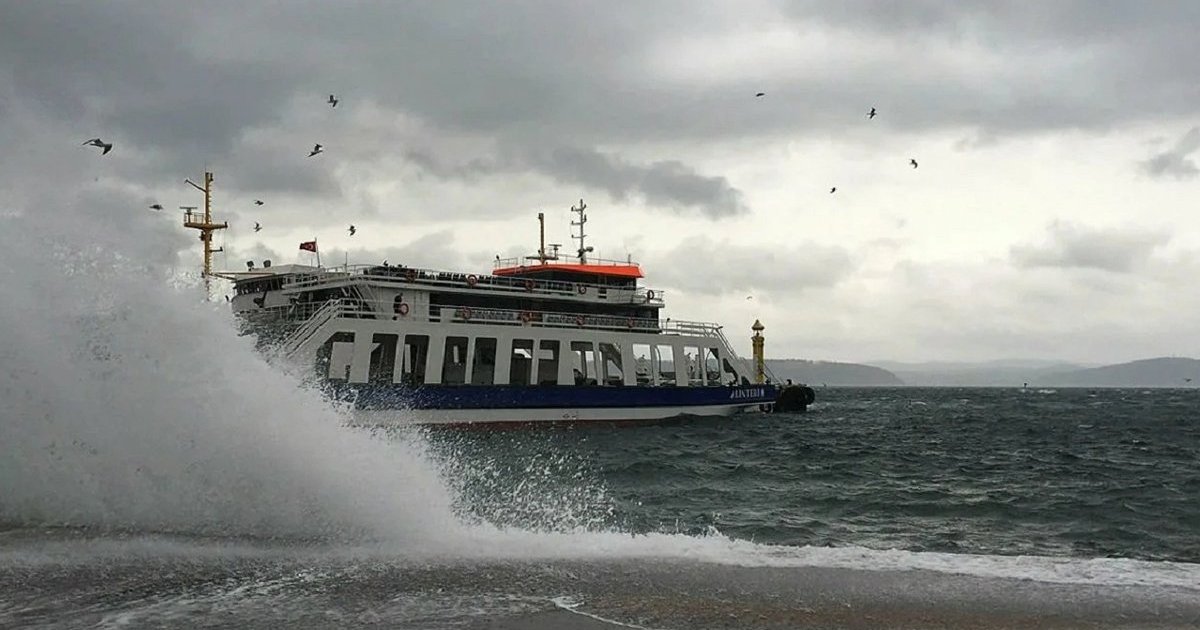 Marmara'da fırtına: Deniz ulaşımı aksadı