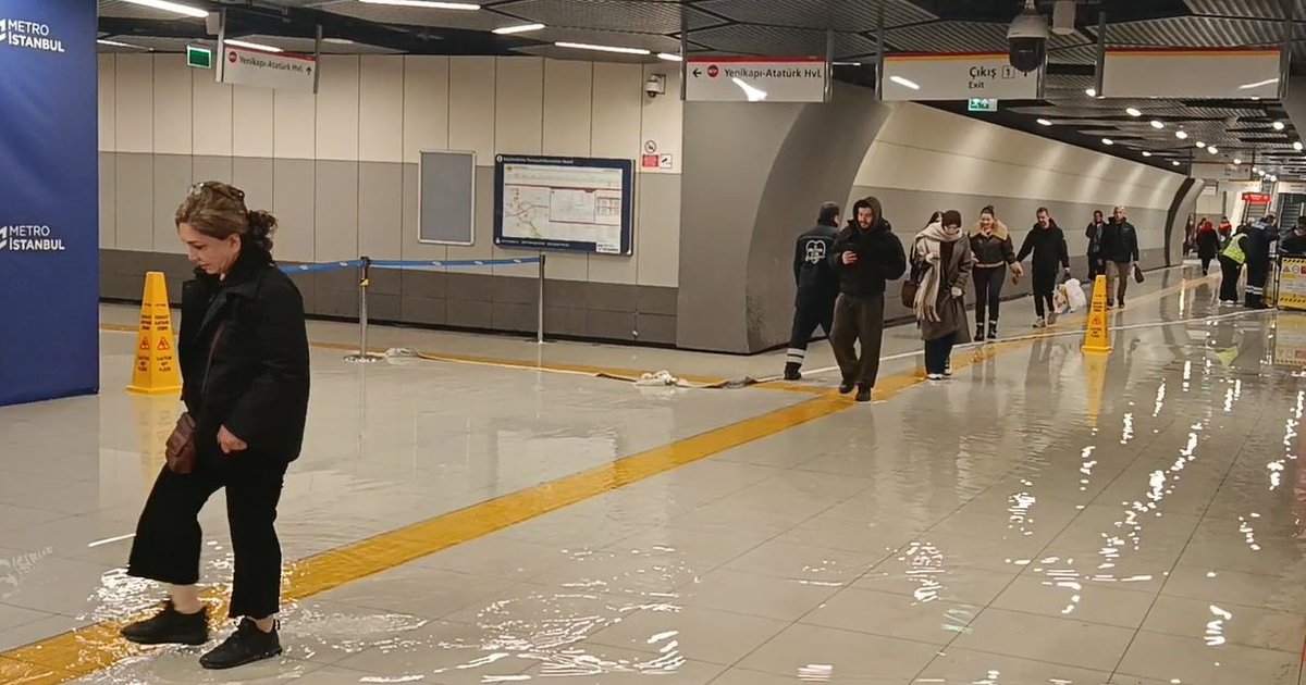 İstanbul'u sağanak vurdu: Yollar göle döndü, metroları su bastı