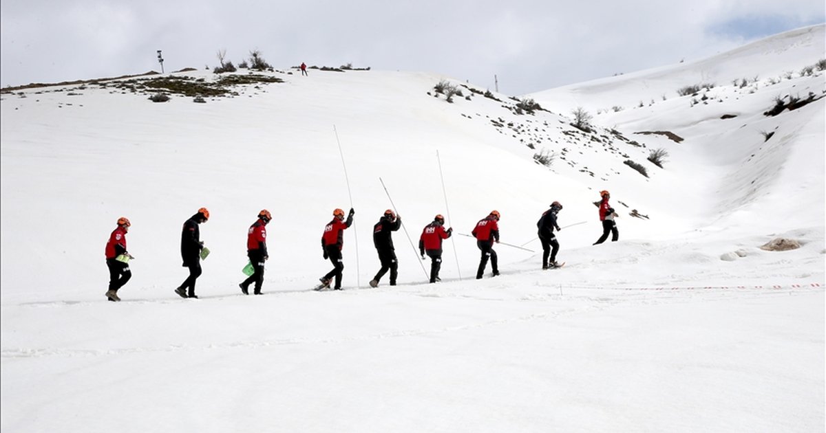 Gönüllü arama kurtarma ekibi karda eğitim alıyor