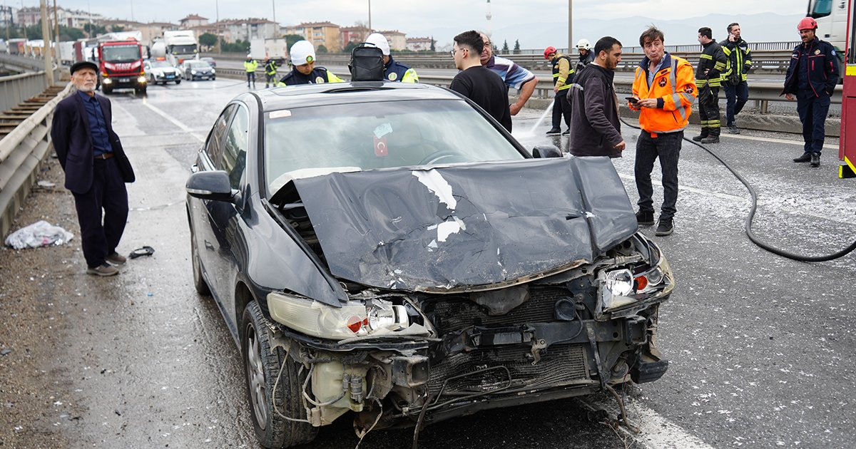 TEM Otoyolu'nda 7 araç zincirleme kazaya karıştı
