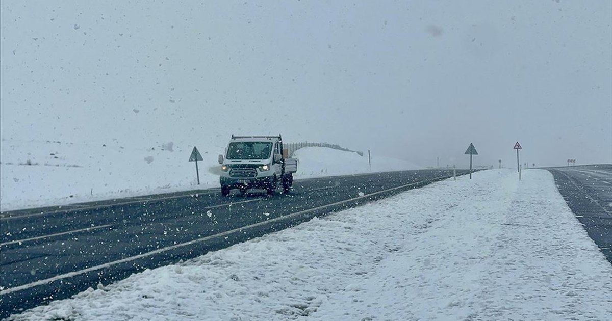 Kar ve tipi Ardahan'da ulaşımı aksatıyor